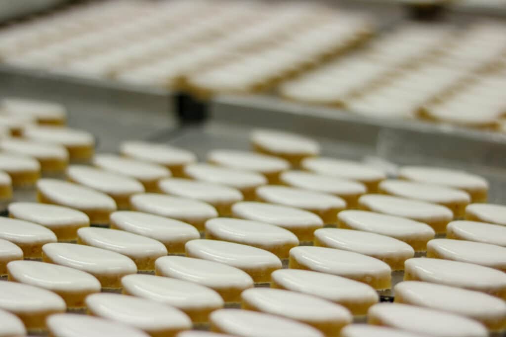 Calissons alignés sur un tapis dans l’atelier de la Chocolaterie de Puyricard