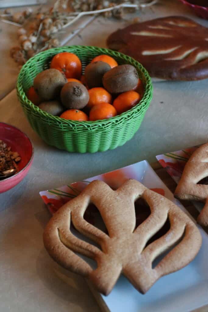 Fougasses sucrées et corbeille de clémentines et kiwis au petit déjeuner