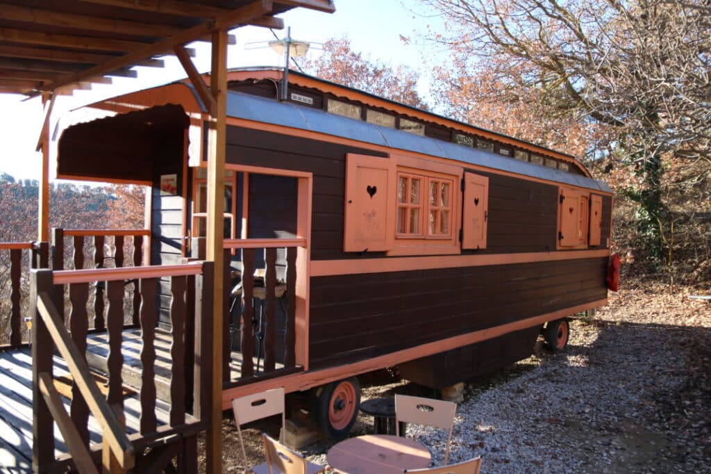 Roulotte en bois avec terrasse à l’Oustaou du Luberon