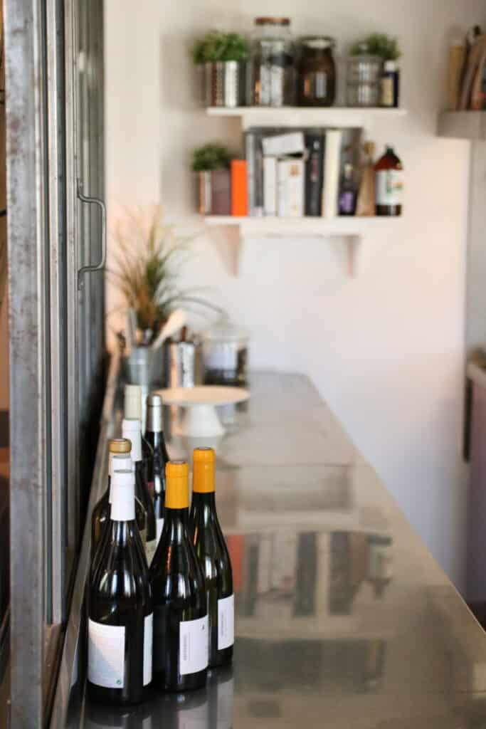 Comptoir et bouteilles de vin dans la salle du restaurant Le Diamant Noir, à La Tour-d’Aigues