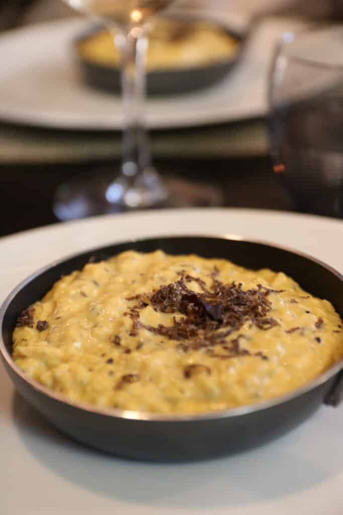 Plat gratiné aux copeaux de truffe servi au restaurant Le Diamant Noir