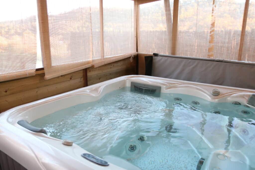 Jacuzzi dans le loft zen vitré de l’Oustaou du Luberon