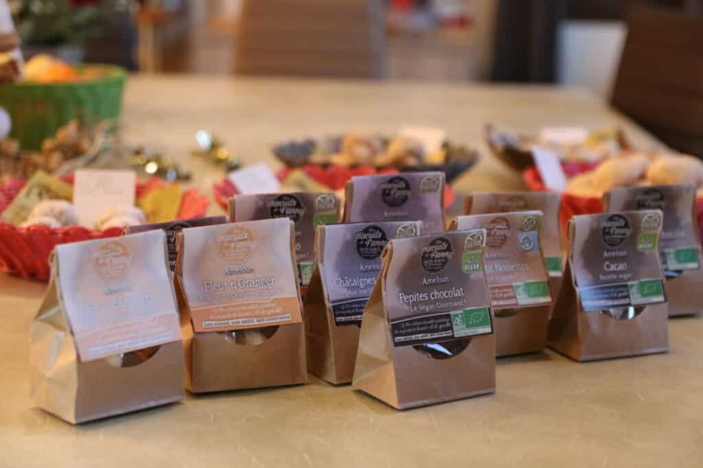 Sachets de biscuits bio des Biscuits de Fanny sur une table
