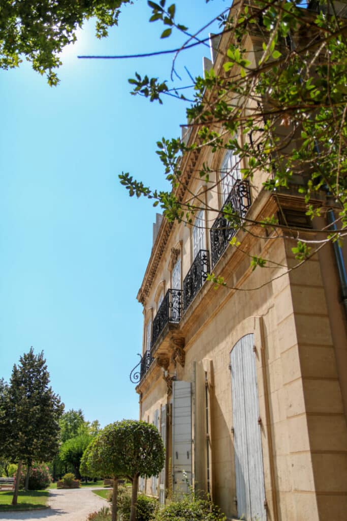 Façade de la bastide du parc Saint-Mitre vue en contre-plongée