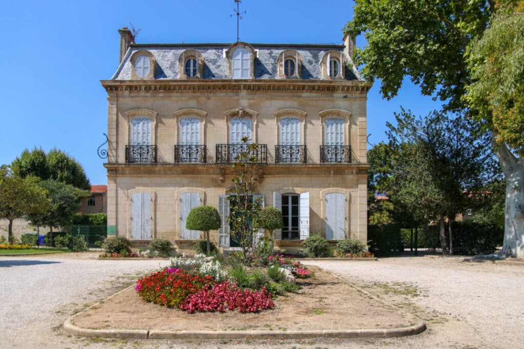 Bastide et massif fleuri à l’entrée du parc Saint-Mitre, à Aix-en-Provence