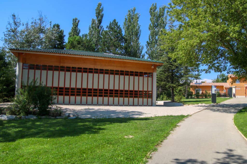Pavillon en bois et allée dans le parc Saint-Mitre, à Aix-en-Provence