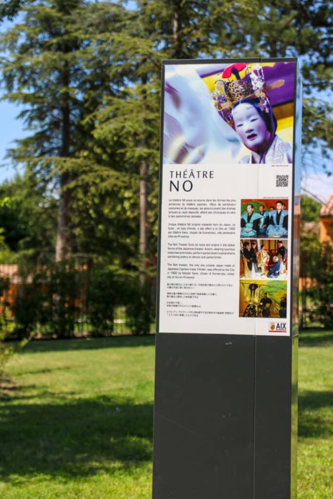Panneau d’exposition sur le théâtre Nô dans le parc Saint-Mitre