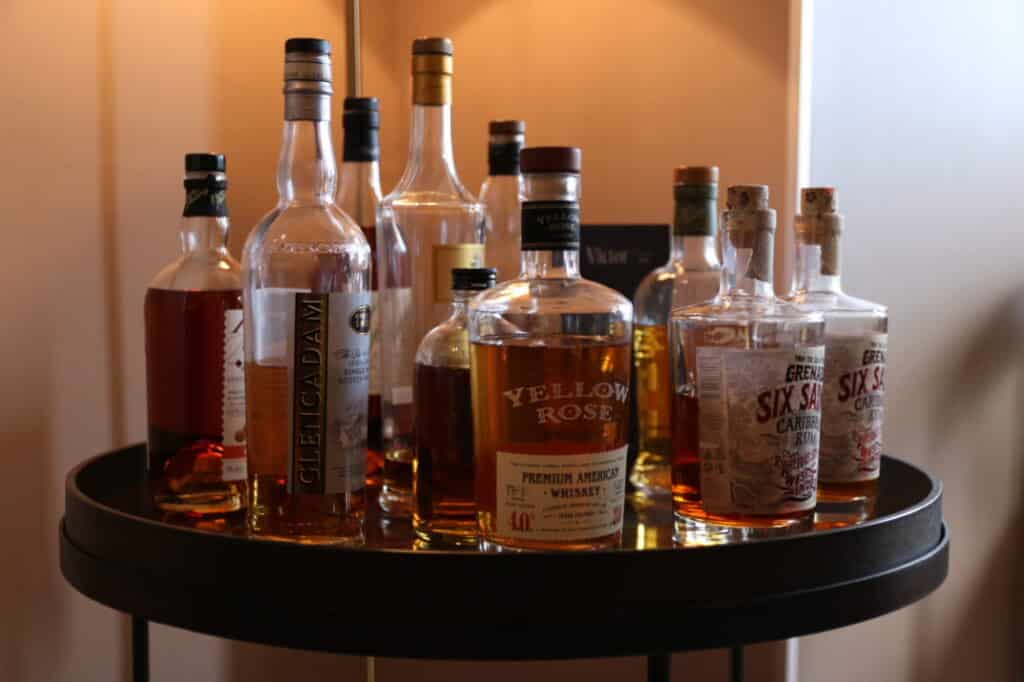 Plateau de bouteilles de whisky et de spiritueux au bar de l’hôtel Victor