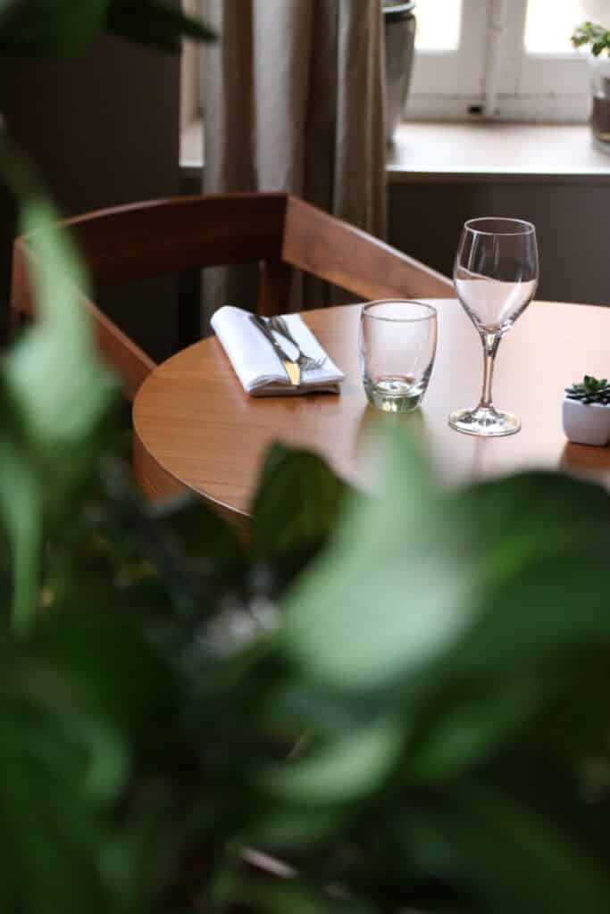 Table ronde dressée près d’une fenêtre au restaurant de l’hôtel Victor, à Cabriès