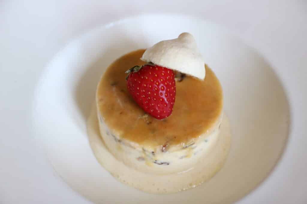 Entremets surmonté d’une fraise et d’une meringue au restaurant de l’hôtel Victor