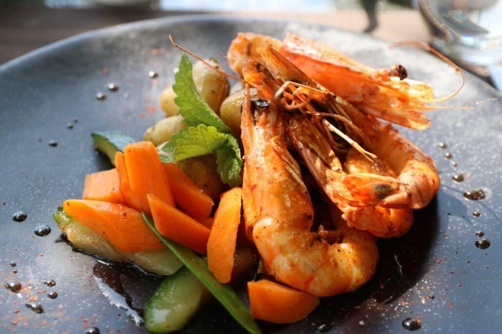 Gambas grillées et carottes glacées au restaurant Le Platane