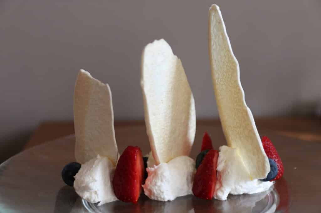 Dessert aux tuiles de meringue, crème et fraises à l’hôtel Victor