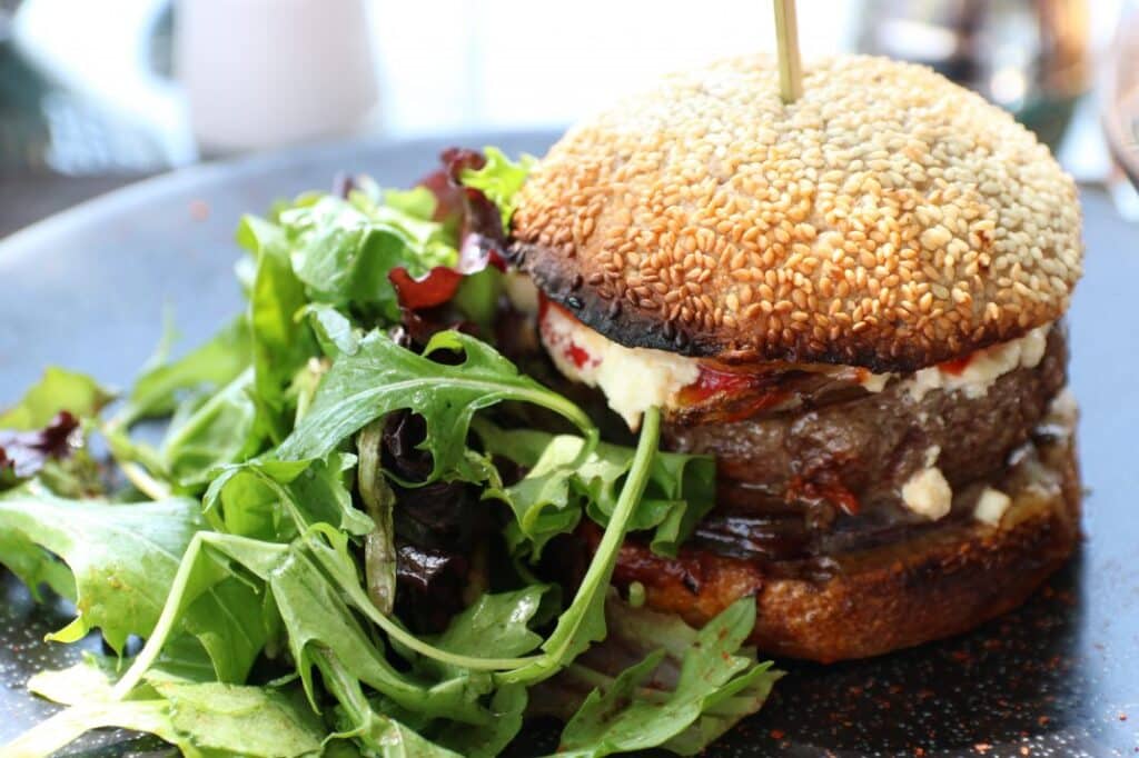 Burger aux graines de sésame et salade verte au restaurant Le Platane