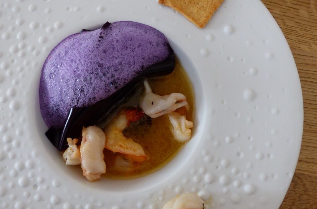 Assiette à la mousse violette et crustacés chez Pierre Reboul, Château de la Pioline