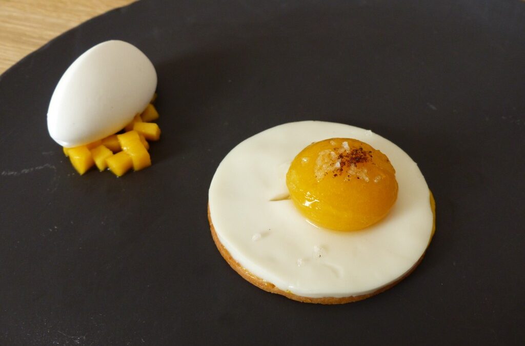 Dessert en trompe-l’œil façon œuf au plat chez Pierre Reboul, Château de la Pioline à Aix-en-Provence