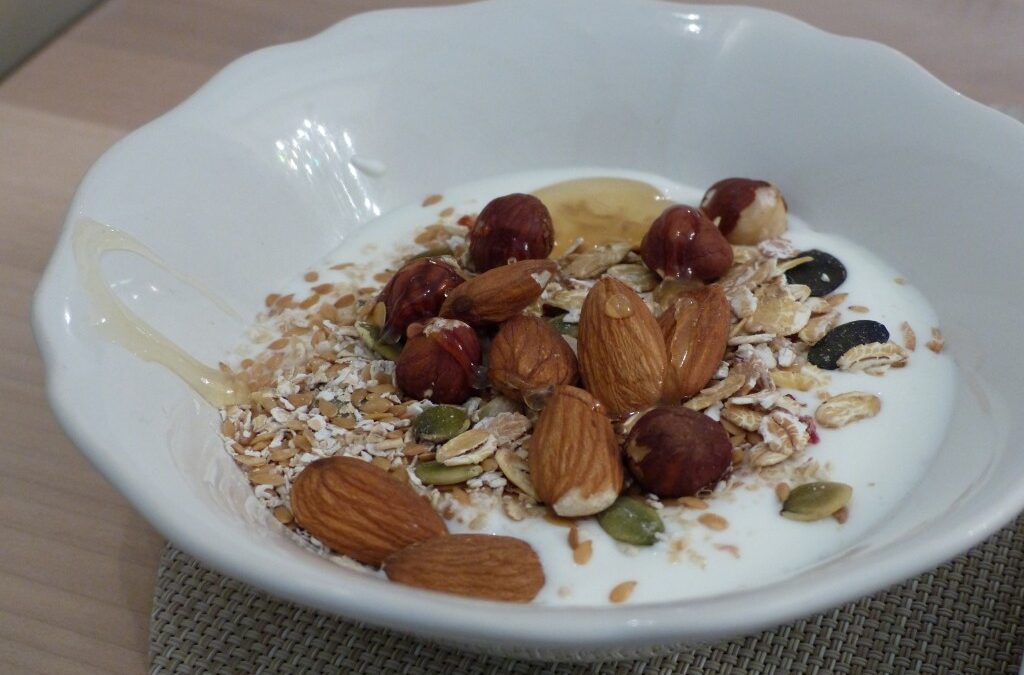 Bol de muesli aux fruits secs et yaourt du petit déjeuner