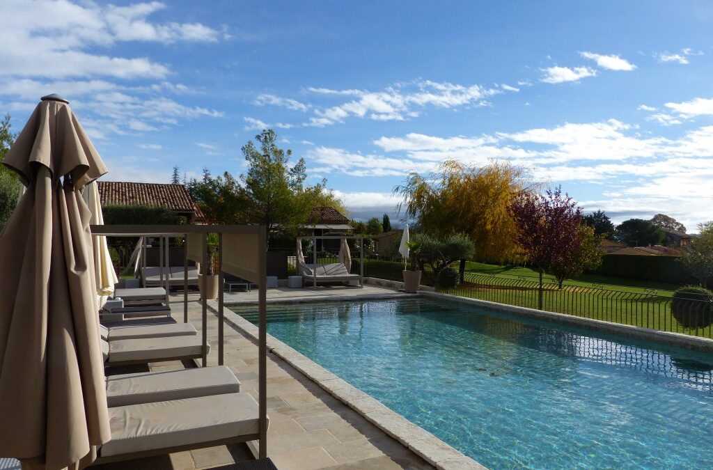 Piscine et transats face à la vallée à La Bastide Saint Georges, à Forcalquier