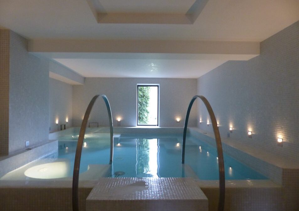 Bassin sensoriel éclairé de bougies au spa de Baumanière, aux Baux-de-Provence