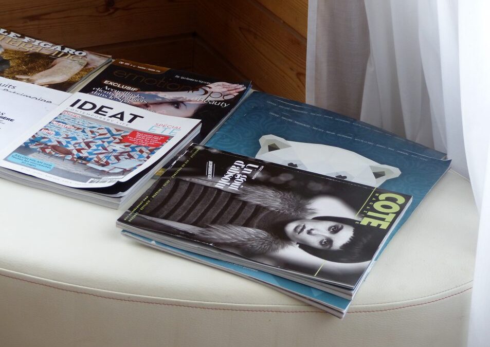 Magazines déco posés sur une banquette blanche de la salle de relaxation du spa Baumanière