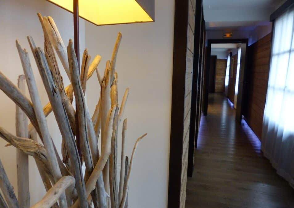 Bois flotté décoratif dans un couloir du spa Baumanière