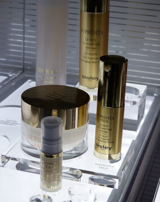 Soins Sisley exposés sur un présentoir du spa Baumanière