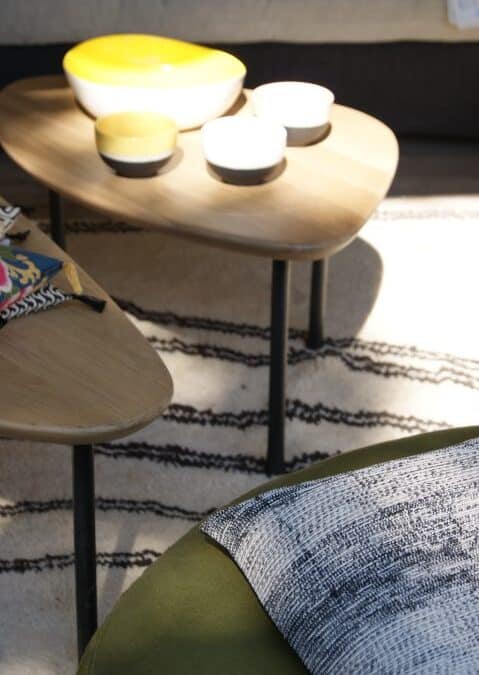 Tables basses et tapis sur le stand L’Âne Bleu