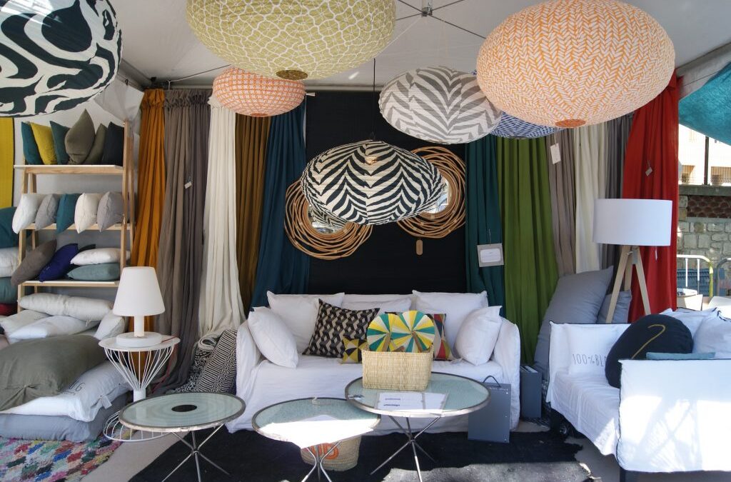 Salon avec suspensions et coussins colorés sur le stand Cink