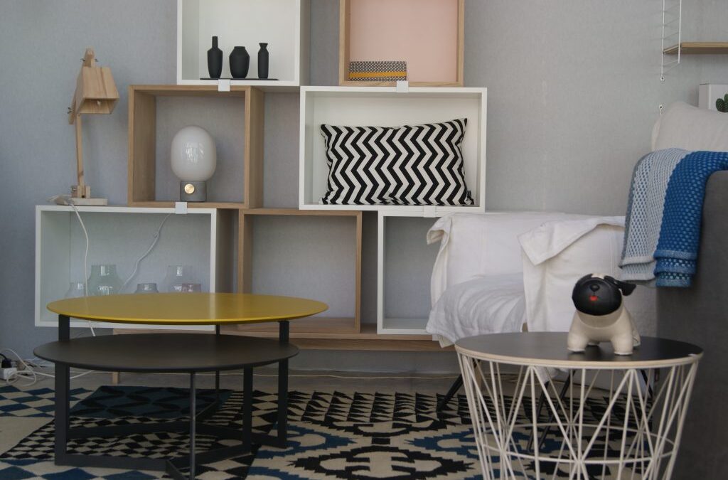 Mobilier scandinave et coussins graphiques sur le stand Good Design Store