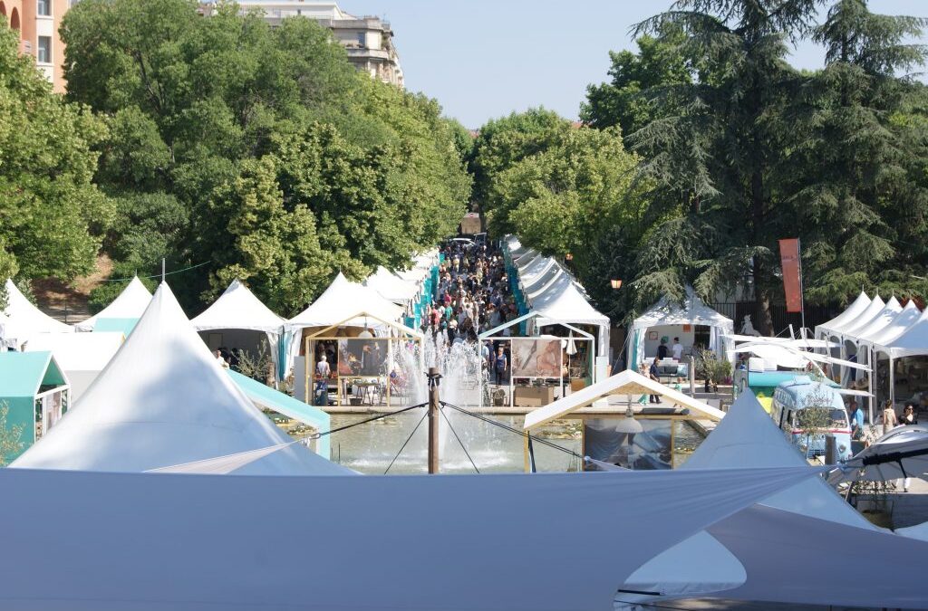 Allées de stands blancs du Salon Vivre Côté Sud au parc Jourdan, à Aix-en-Provence