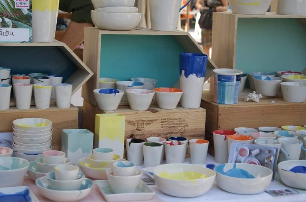 Tasses et bols en céramique colorée d’ENW Céramique sur une table
