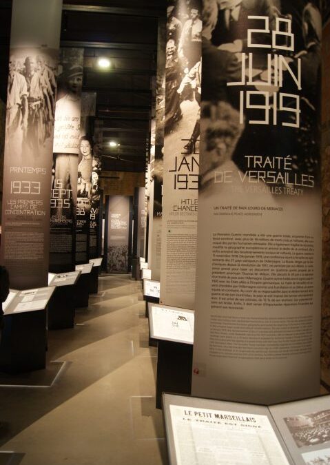 Panneaux historiques et date du 28 juin 1919 dans le parcours du Camp des Milles
