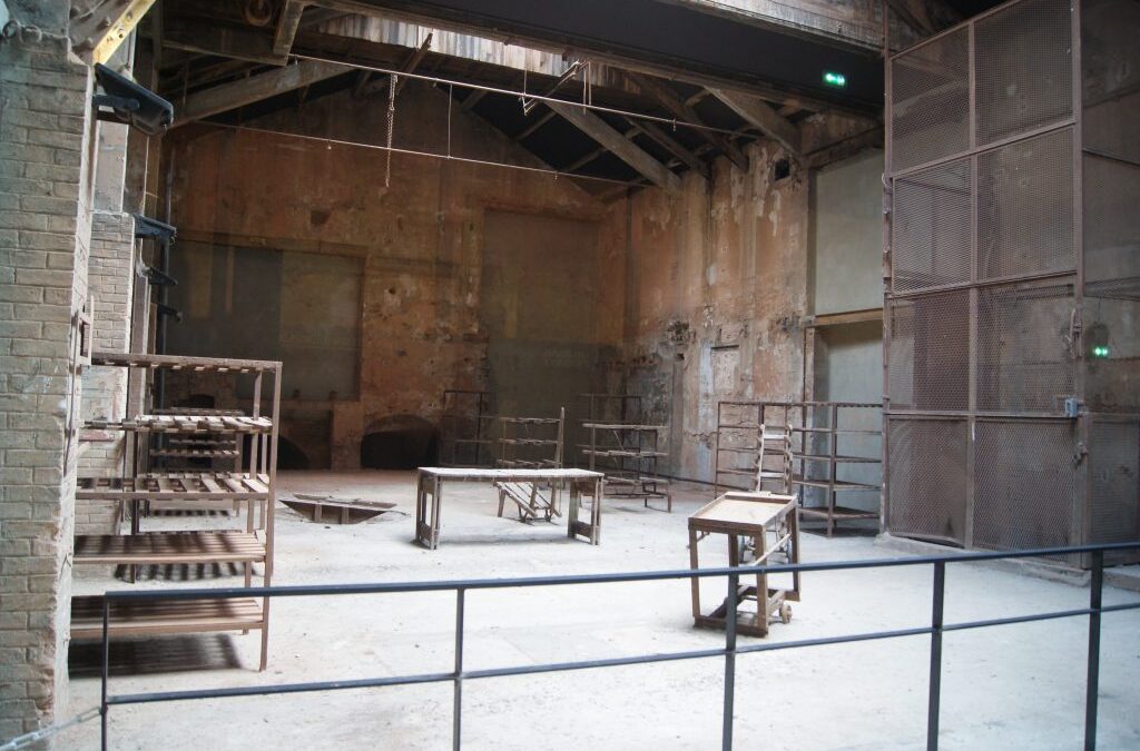 Salle de l’ancienne tuilerie où dormaient les internés au Camp des Milles