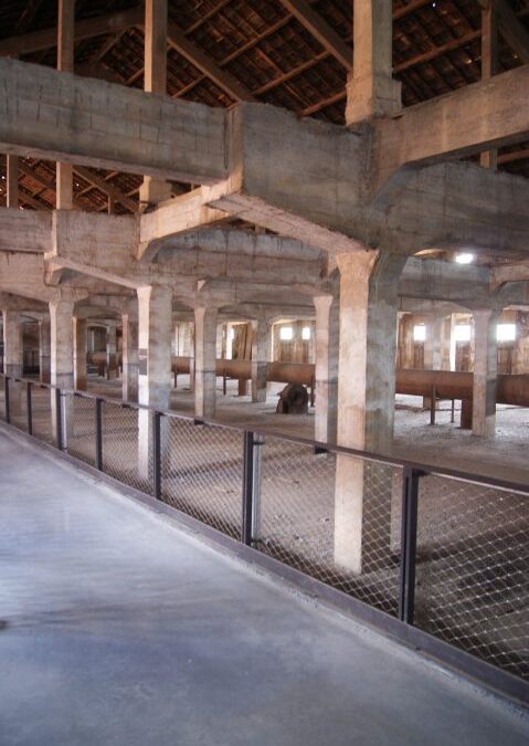 Galerie aux charpentes et piliers de briques dans l’ancienne tuilerie