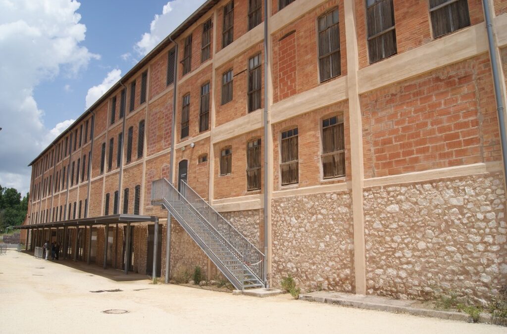 Bâtiment en brique de l’ancienne tuilerie du Camp des Milles, près d’Aix-en-Provence