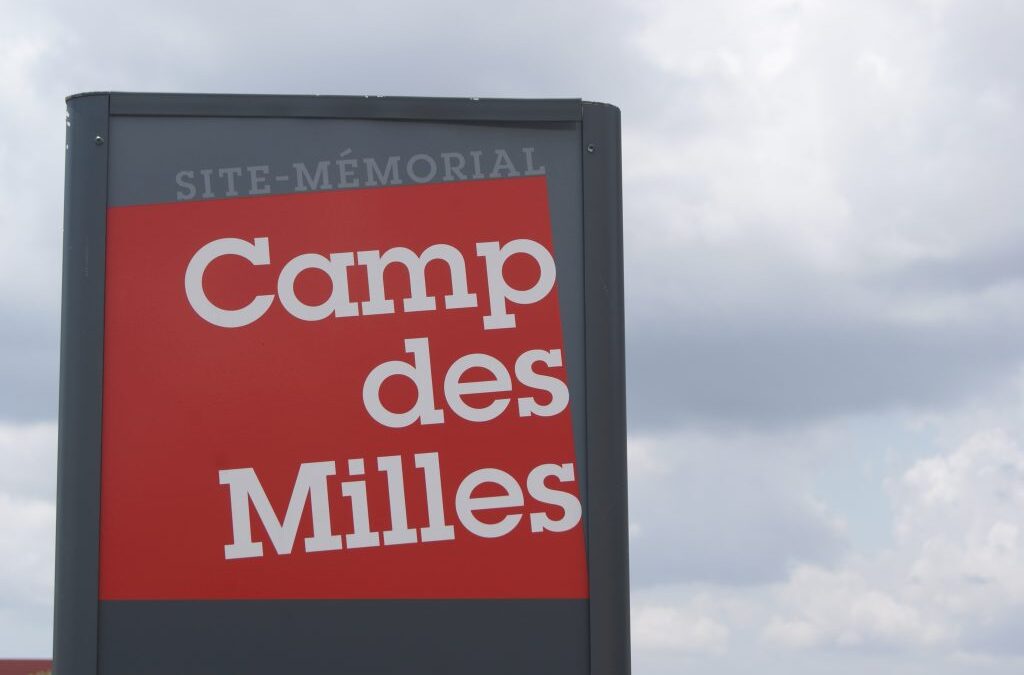 Panneau rouge du site-mémorial du Camp des Milles