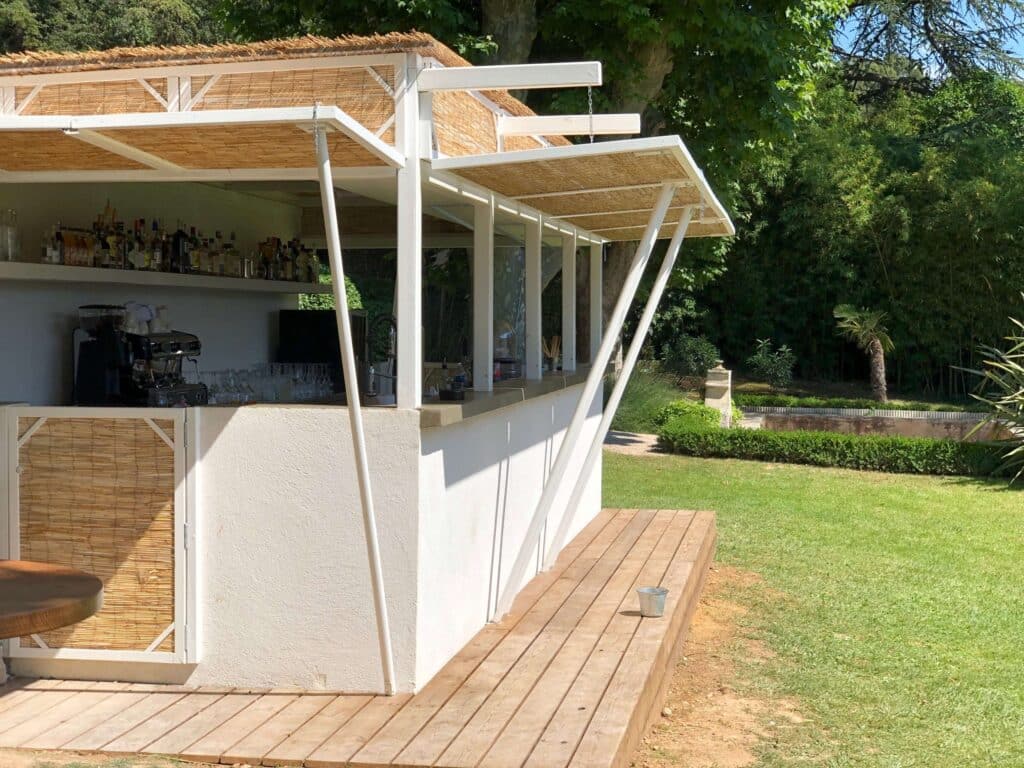 Bar en bois et terrasse dans le jardin de Gaodina