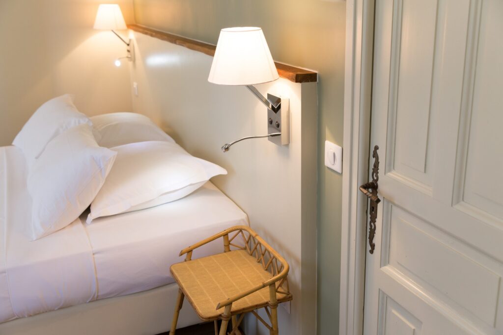 Chambre lumineuse aux tons clairs de l’hôtel Gaodina