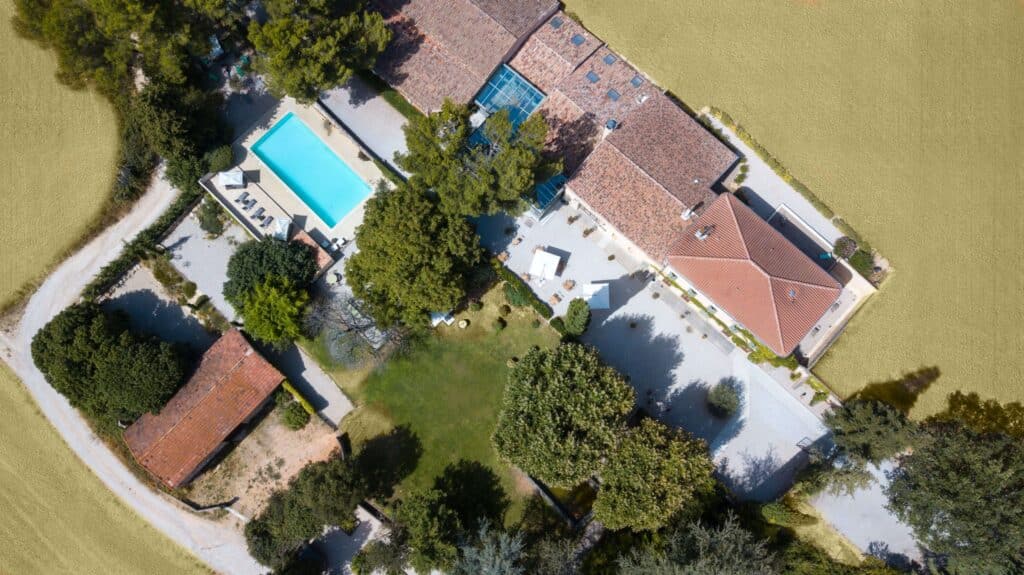 Vue aérienne du mas Gaodina, de sa piscine et de son jardin, à Aix-en-Provence