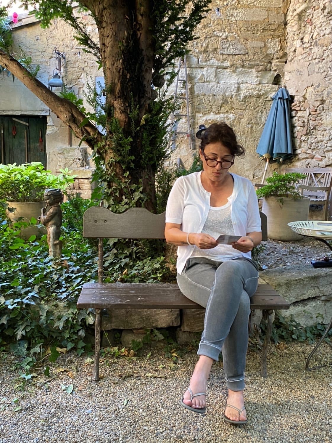 Participante assise sur un banc dans le jardin de la chambre d’hôtes, à Avignon