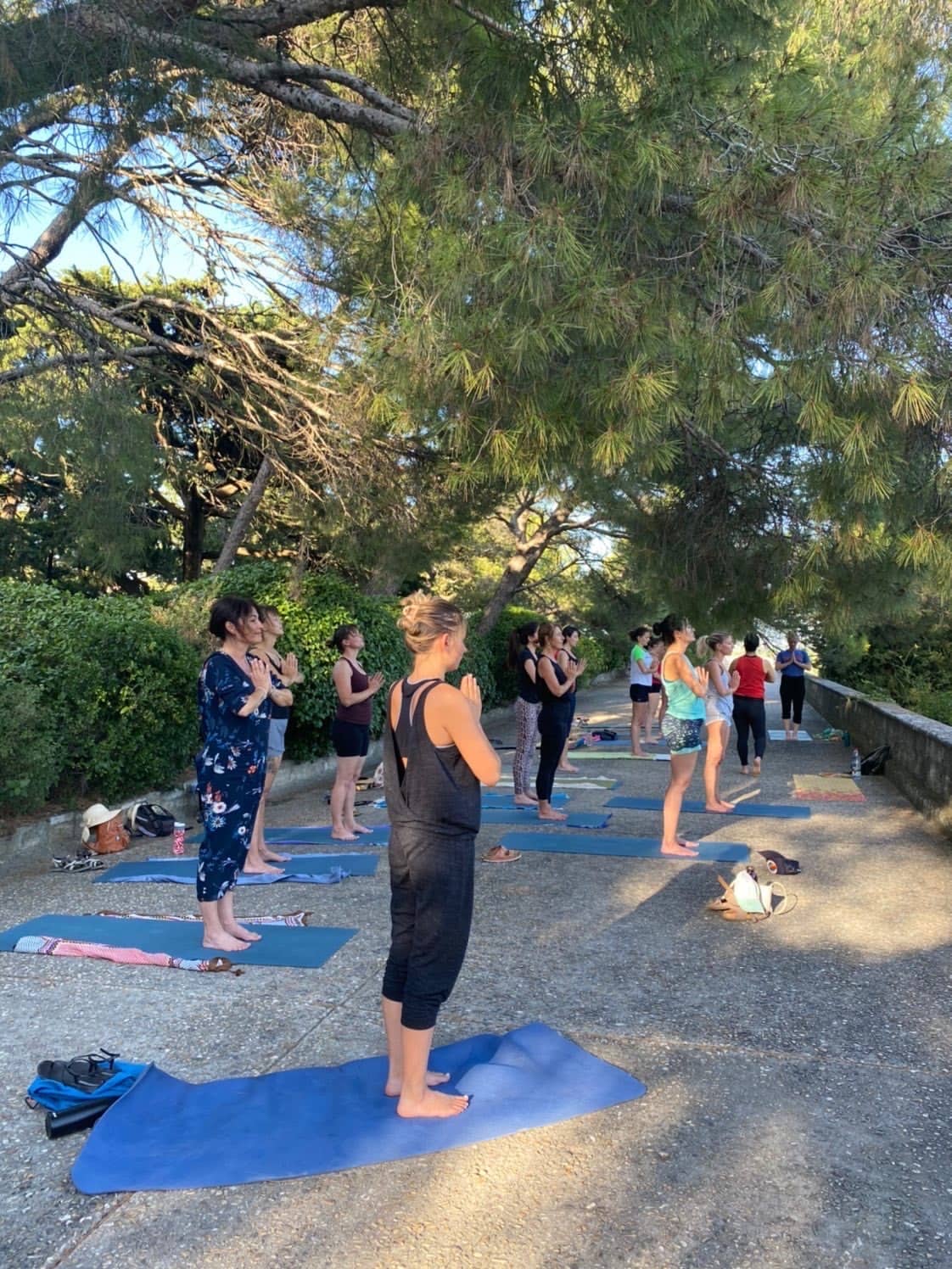 Postures de yoga sur la terrasse de l’abbaye Saint-André