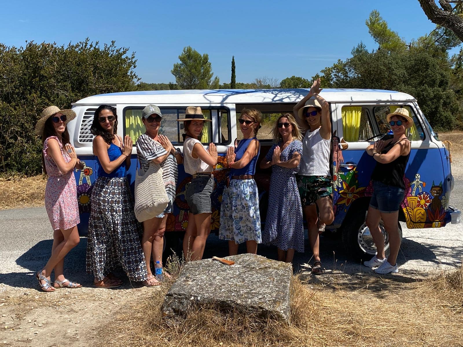 Participantes souriantes devant le combi Yes Provence