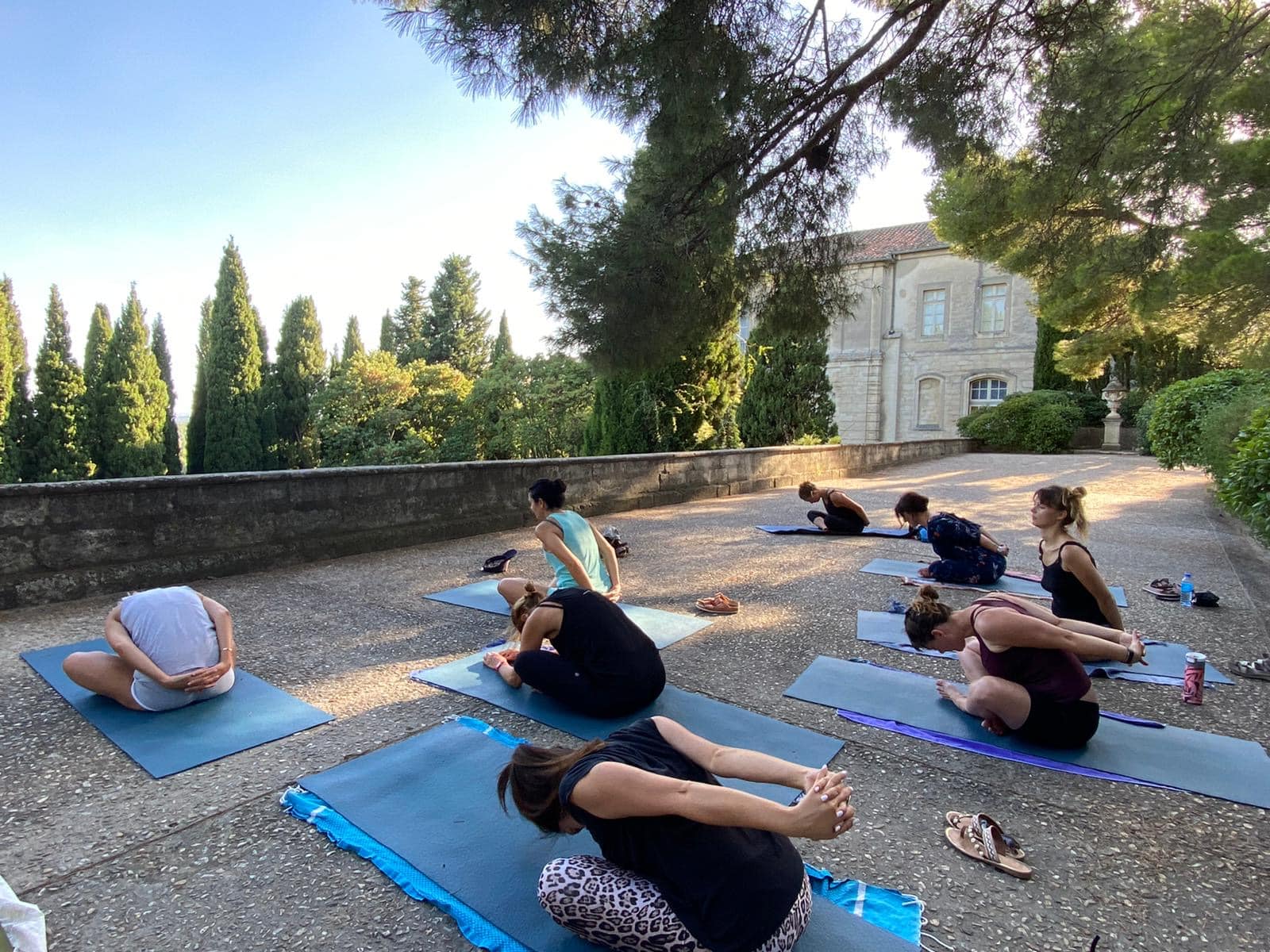 Séance de yoga dans les jardins de l’abbaye Saint-André