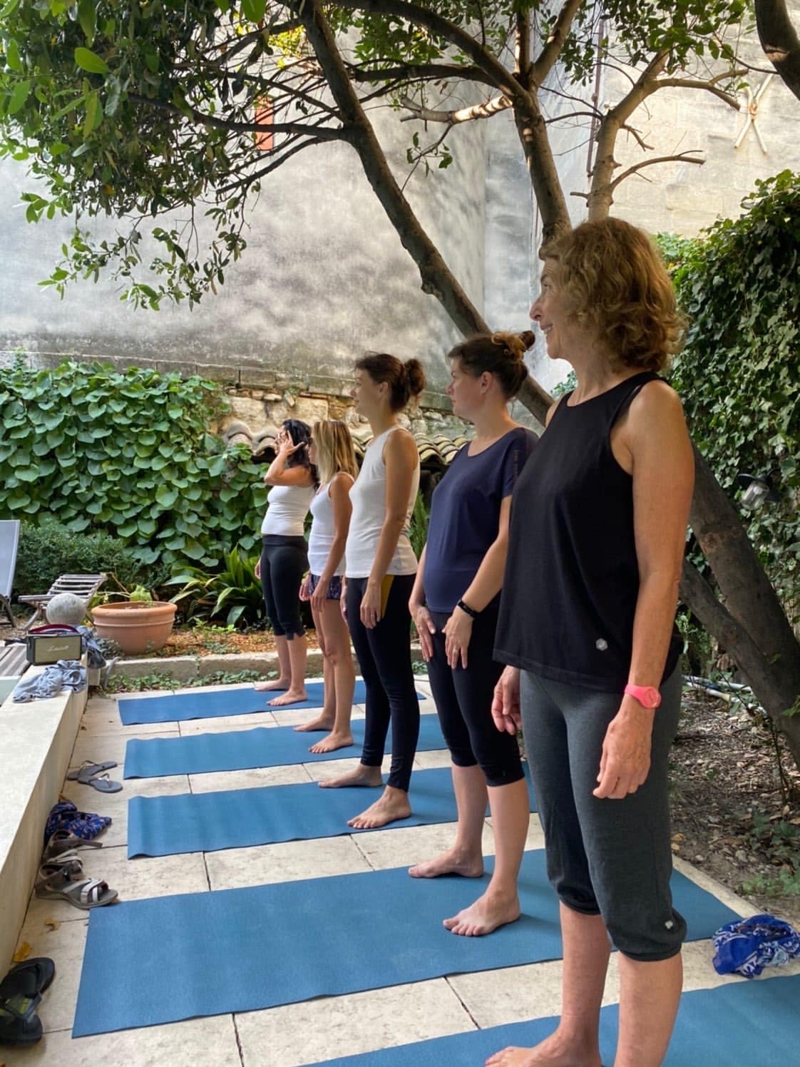 Participantes en ligne sur leurs tapis de yoga