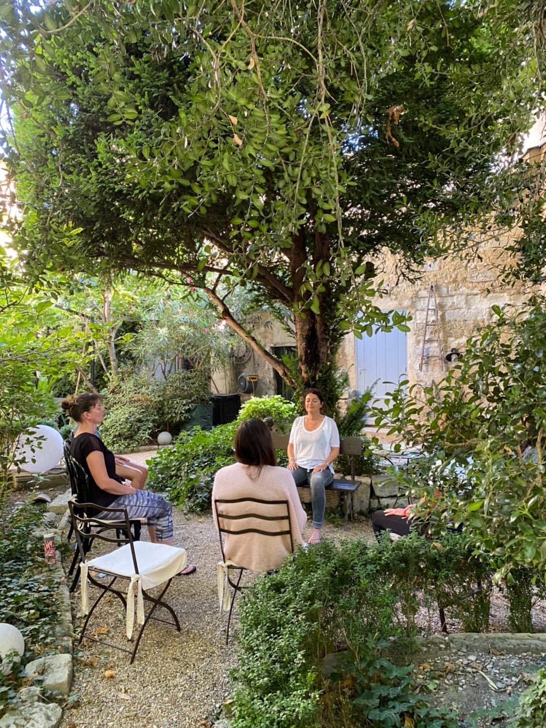 Participantes réunies dans le jardin ombragé de la chambre d’hôtes