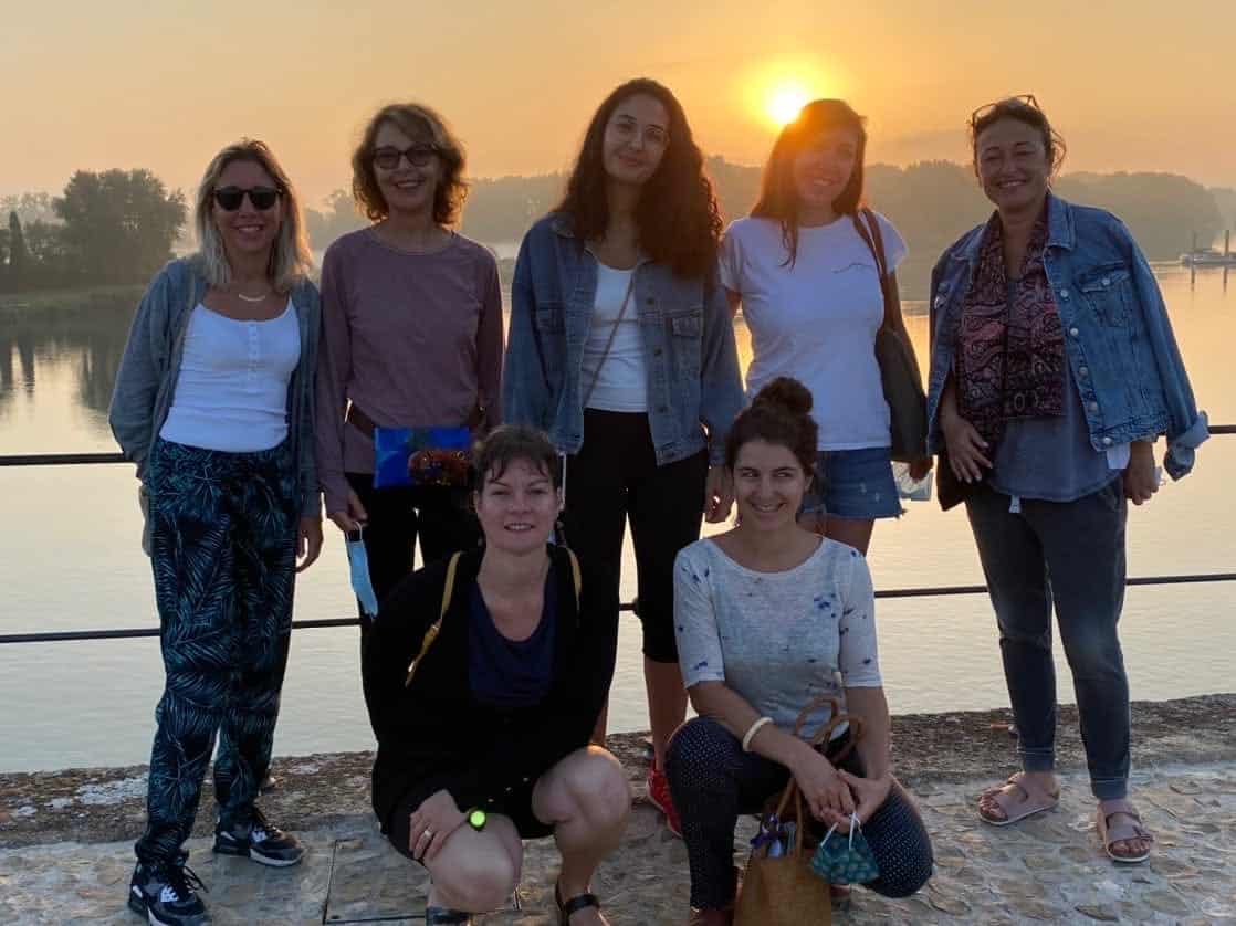 Photo de groupe des participantes au lever du soleil, à Avignon