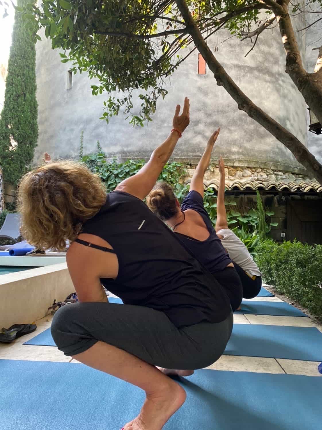 Séance de yoga matinale dans le jardin de la chambre d’hôtes