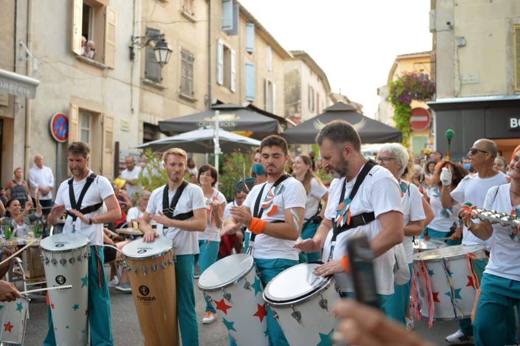 Batucada dans les rues de Gréoux-les-Bains pendant le festival