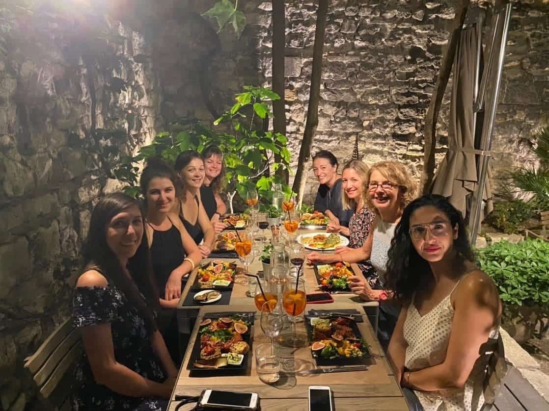 Dîner entre participantes au restaurant Le Lieu, quartier des Teinturiers à Avignon