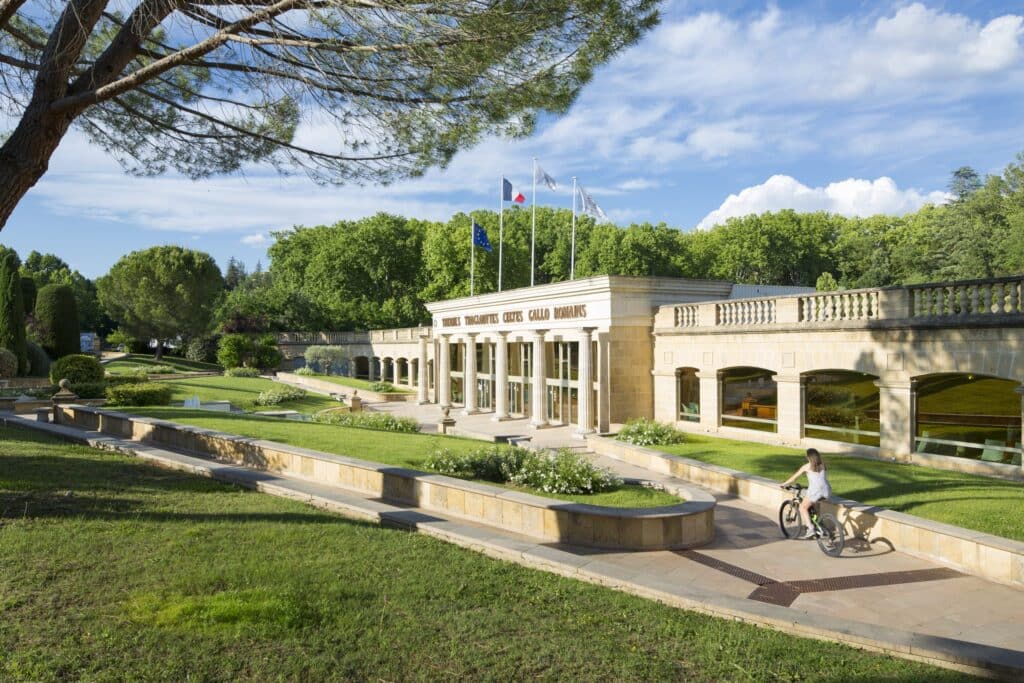 Bâtiment et jardins des Thermes de Gréoux-les-Bains