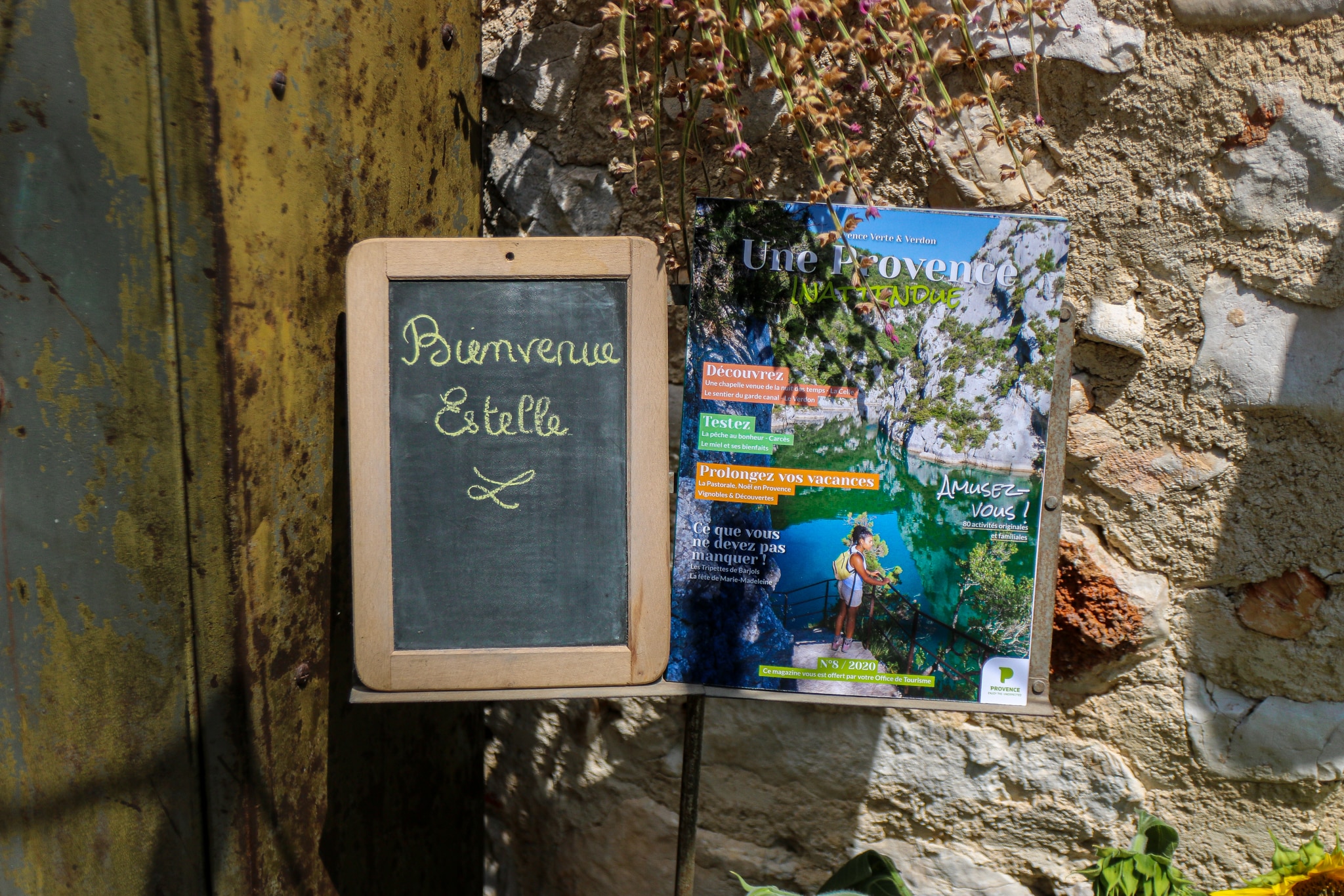 Ardoise « Bienvenue Estelle » à l’entrée de La Bergerie Nature, à Quinson
